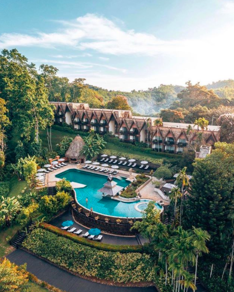 Conheça o hotel Four Seasons em Chiang Rai. Nem preciso dizer nada né? Basta olhar essa foto. Hoje estou falando sobre a minha estadia na propriedade e como foi a minha aventura no Golden Triangle. jujucoelho.com 
#Traveltips #Luxurytravel #luxuryhotels