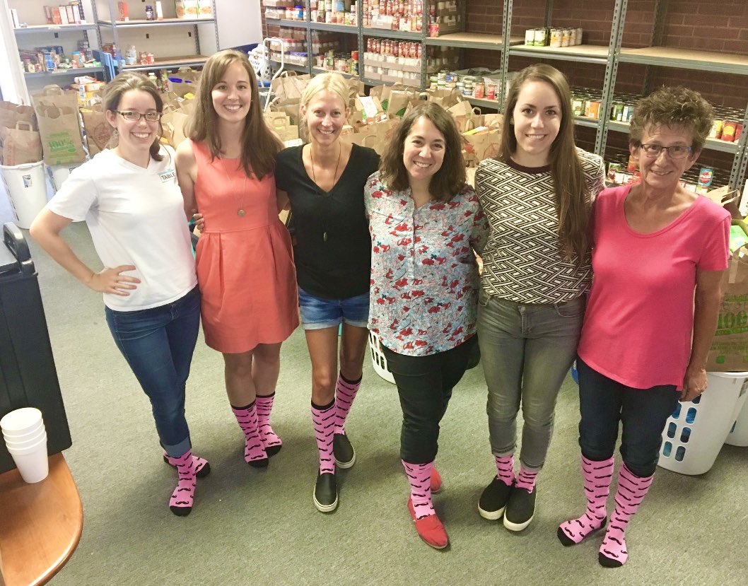 nickisnpdx's tweet photo. every week @suzanne_nc &amp; Team @TABLENC deliver food to 670 hungry children in Carrboro &amp; Chapel Hill #NC. we want to put a #pinksocks mask in all 670 delivery boxes.🎁✨U can help by donating 👉 https://t.co/nvplGNM954 💖😷 #MaskUp 😊🏁✨ https://t.co/UFZc7jjPYE
