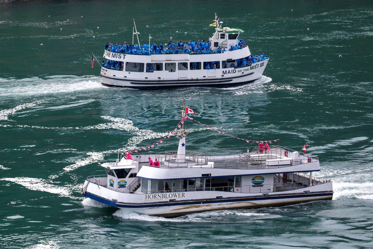 HuffPostCanada's tweet photo. 🇨🇦🇺🇸 A tale of two countries on the water.

🛳 “Maid Of The Mist,” the famed U.S. tourist boat, glides past the Canadian "Hornblower" cruise in Niagara Falls, Ontario, on July 21, 2020.

Photo: Carlos Osorio/ @Reuters https://t.co/sTGB7VXDfy