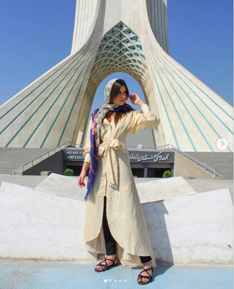 Lindo momento em frente a um dos pontos turísticos mais famosos do Iran na cidade do Tehran. Conheça a Azedi Tower e faço um tour comigo por Tehran através do meu blog de viagem. 
jujucoelho.com 

#Traveltips #Luxurytravel #Luxuryhotels
#travel #travelphotography