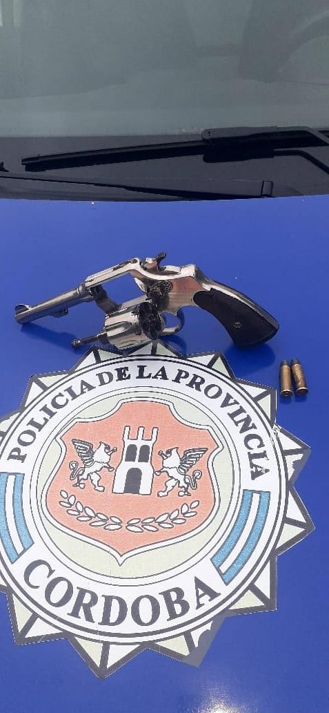 PoliciaCbaOf's tweet photo. Un #Detenido por personal del #CAPVI en Bº Talleres Sud. Momentos antes habría intentado sustraer el celular a una transeúnte en el sector. En el procedimiento se secuestró un revólver cal. 38 con dos cartuchos. https://t.co/NwJyguy5Zm