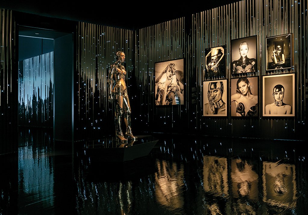kunsthallemuc's tweet photo. WE 🖤 FEMBOT-COUTURE
Inspiriert von Fritz Langs Futura, Comic-Heldinnen und futuristischem Design schuf Mugler roboterhafte Looks, die übermenschliche Stärke ausstrahlen.
#MuglerMuc #KunsthalleMuc #Couturissime #MBAMMugler #MMFAMugler https://t.co/lbDGuaye3D
