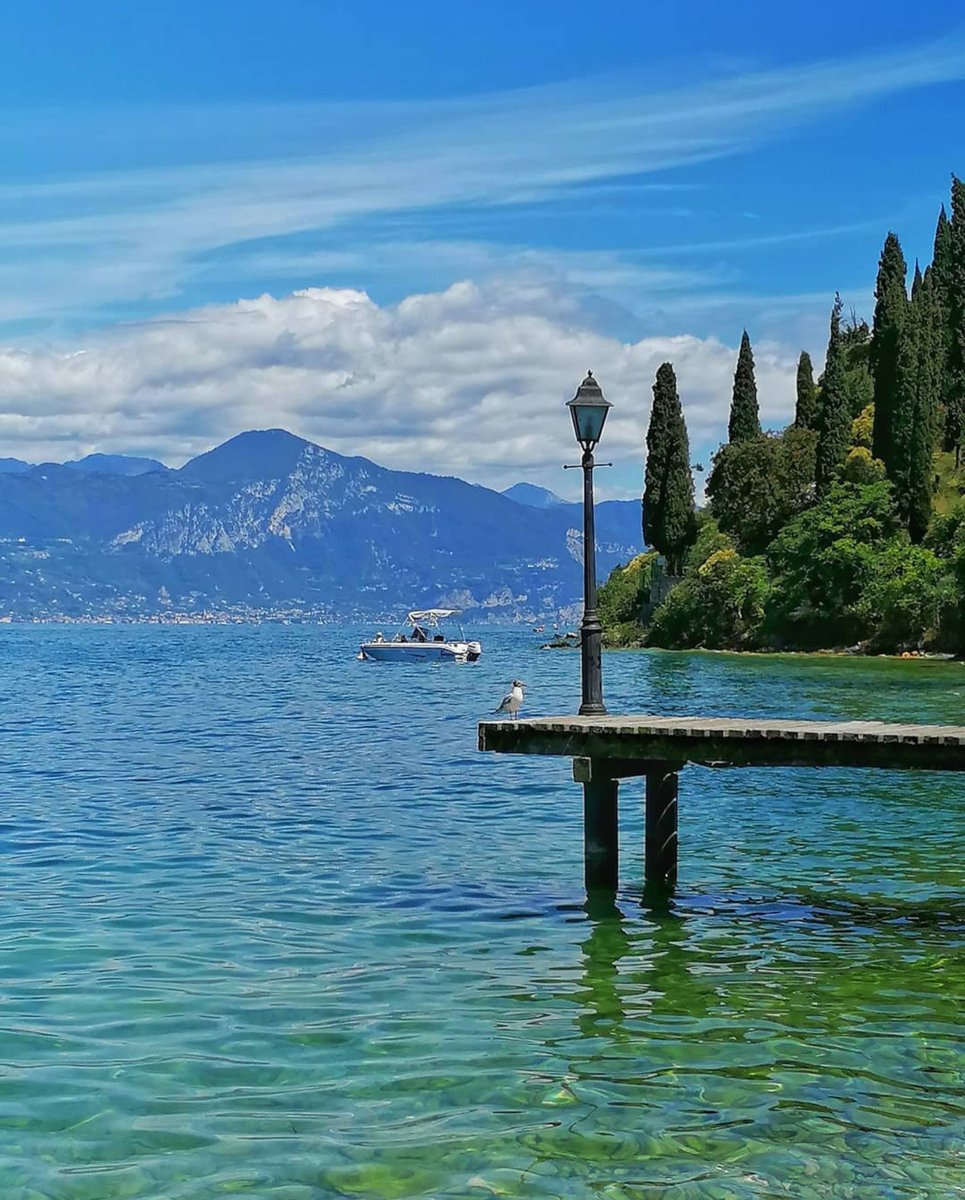 L’estate sulle rive del #LagodiGarda è mite e accarezzata da una leggera brezza. Una località tra le più amate della Riviera degli Ulivi è #Garda, meta ideale per una vacanza all'insegna di sport e relax. bit.ly/32HR4aq

#VisitVeneto
(foto IG elisa_venturini_photography)