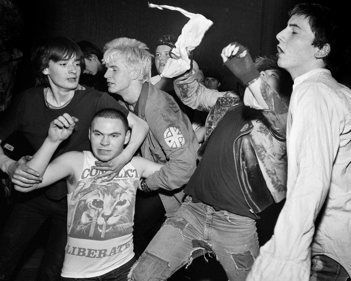 Estas fotos recuerdan la revolucionaria subcultura anarco-punk de los años 80 bit.ly/2OON680