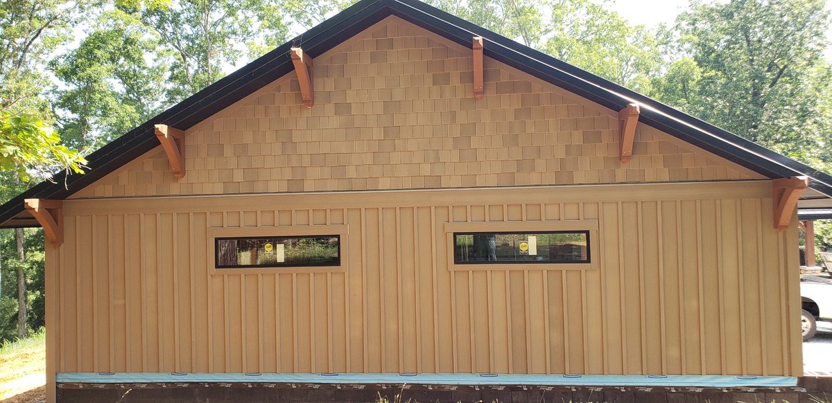 Jain_Building's tweet photo. These NuCedar Shingles and Vertical Siding blend in well with this beautiful Kentucky Scenery
Siding: 18” Shingles & Board & Batten
Color: Cedar
GC: Trice Dunn
#siding #nucedar #exteriordesign #homeexterior #cedarhouse #logcabin #shingles #boardandbatten #itsnotcedaritsnucedar https://t.co/9Q86WdZce9