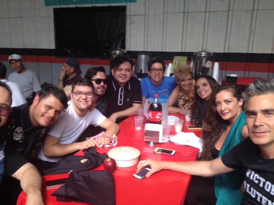 soyherminio's tweet photo. Aquellos días felices de rodaje con pura banda chida y talentosa.
Éramos felices y no lo sabíamos.
#tbt #elalien👽 https://t.co/gXbcG5JL2H