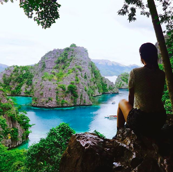Conheça o lago Kayagan Lake e outros pontos turísticos em Coron nas Filipinas no meu blog de viagem. jujucoelho.com 
#Traveltips #Luxurytravel #Luxuryhotels
#travel #travelphotography #photography #nature #travelgram #love #photooftheday #instagood #wanderlust
