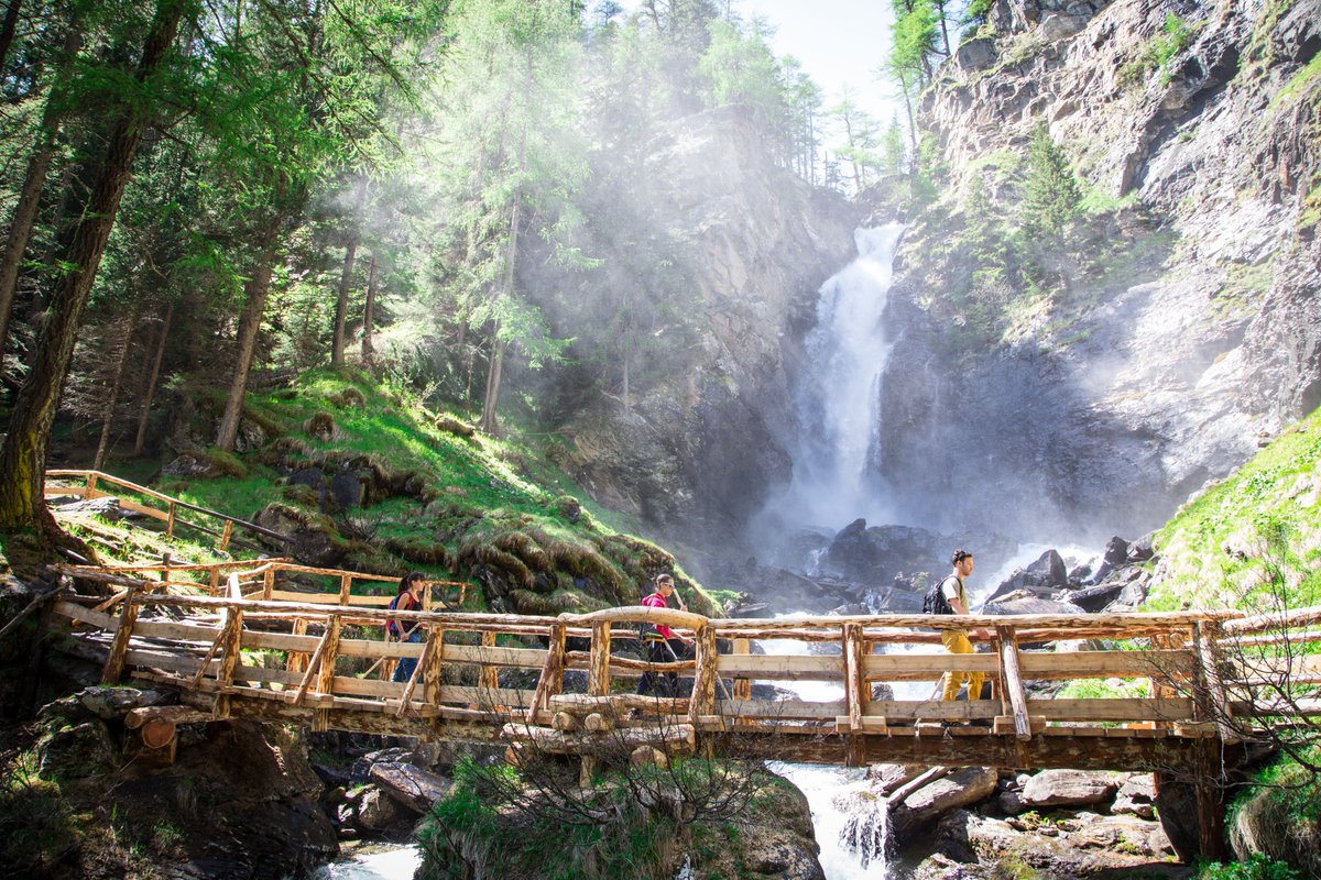 La bellezza di una #passeggiata immersi nella natura. Qui siamo alle #CascatediSaent, in #ValdiRabbi, un luogo magico dove poter dimenticare i pensieri quotidiani e rilassarsi respirando aria pura e ascoltando i suoni dell'#acqua. Scopri l'itinerario ➡️ bit.ly/Cascate-Saent-…