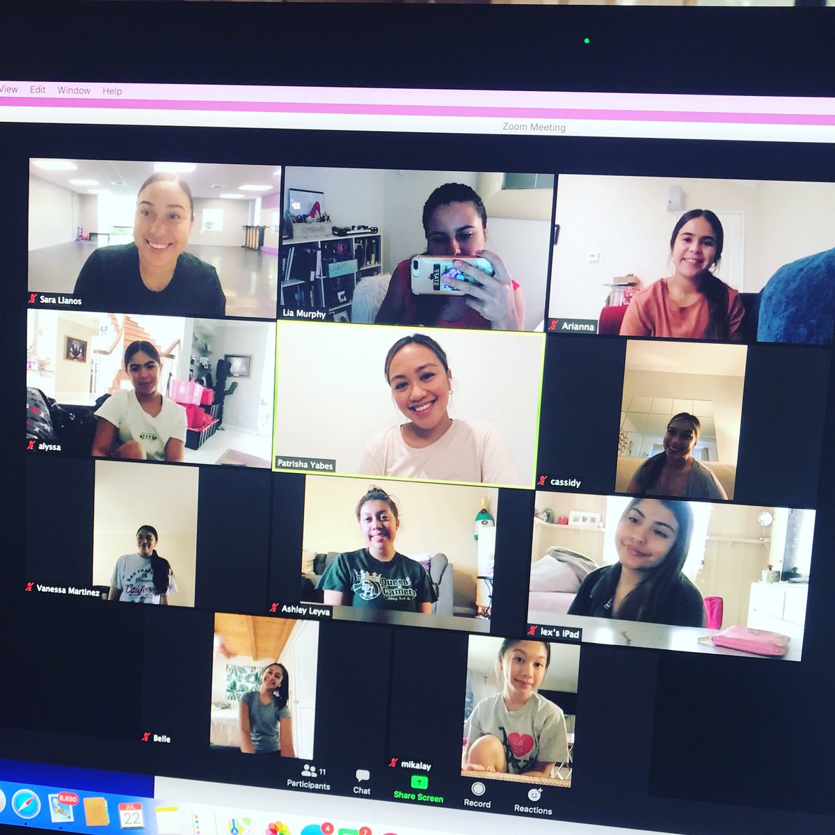 ShhsPep's tweet photo. Early morning refreshment with our Husky Song team ☀️ ☕️ Thank you @patrishayabes for your insight and encouragement! And shoutout to our amazing Song Coach @miss_sarasmiles! #westandtogether https://t.co/8IwPSzhlDa