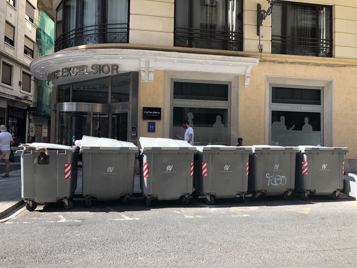 seragonro0's tweet photo. @AjuntamentVLC @SAV_lavega @EmtreEntitat @GVAagroambient @Nespresso @NespressoES @F_vecinos_VLC Si lleveu els contenidors de reciclatge dels carrers, es fa més difícil la tasca de reciclar. Al carrer Vilaragut i Barcelonina abans hi havia contenidors blaus, grocs i grisos ara només hi ha grisos. https://t.co/myxRNjR3I2