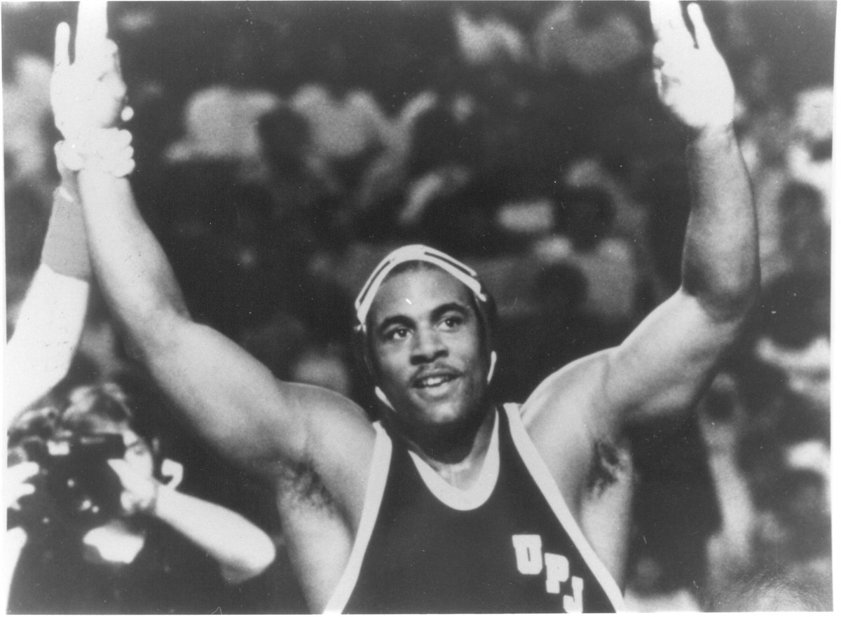 masty81's tweet photo. Johnstown lost a true sports legend today with the death of Carlton Haselrig at age 54. State champion wrestler at Greater Johnstown HS. 6-time NCAA champion wrestler at Pitt-Johnstown. Pittsburgh Steelers Pro Bowl lineman. MMA standout. https://t.co/dFMgxBwrQt