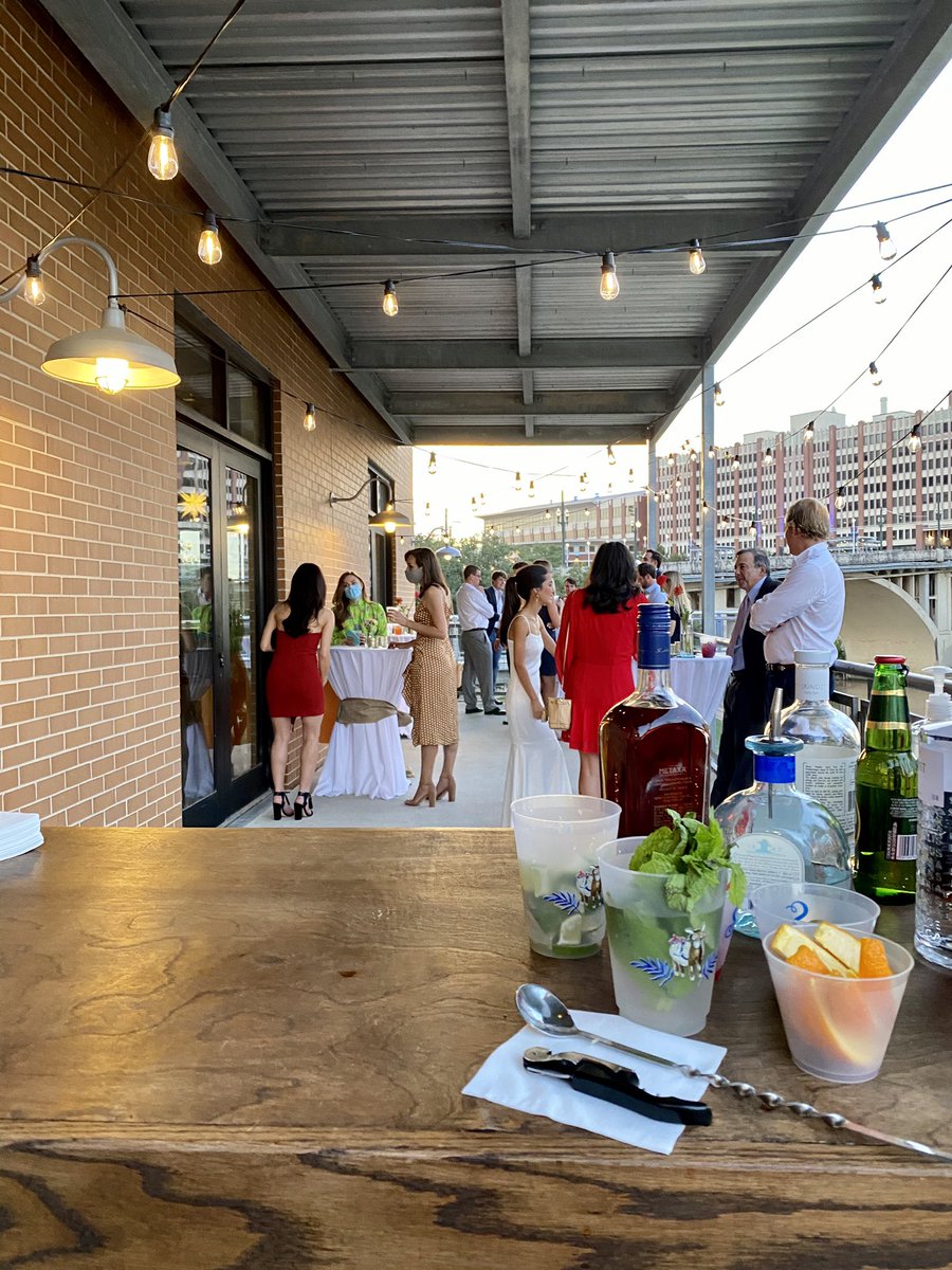 AR_Bartending's tweet photo. Intimate wedding reception 👰🤵in Downton building with a great view! 😎 #HoustonTX #UHD #DowntownHouston #UniversityOfHoustonDowntown #SpaceCity #HoustonEvents #HoustonPrivateEvents #HoustonBartendingService #HoustonProfessionals #BuffaloBayou #WeLoveHouston https://t.co/WZTHCSSTSR