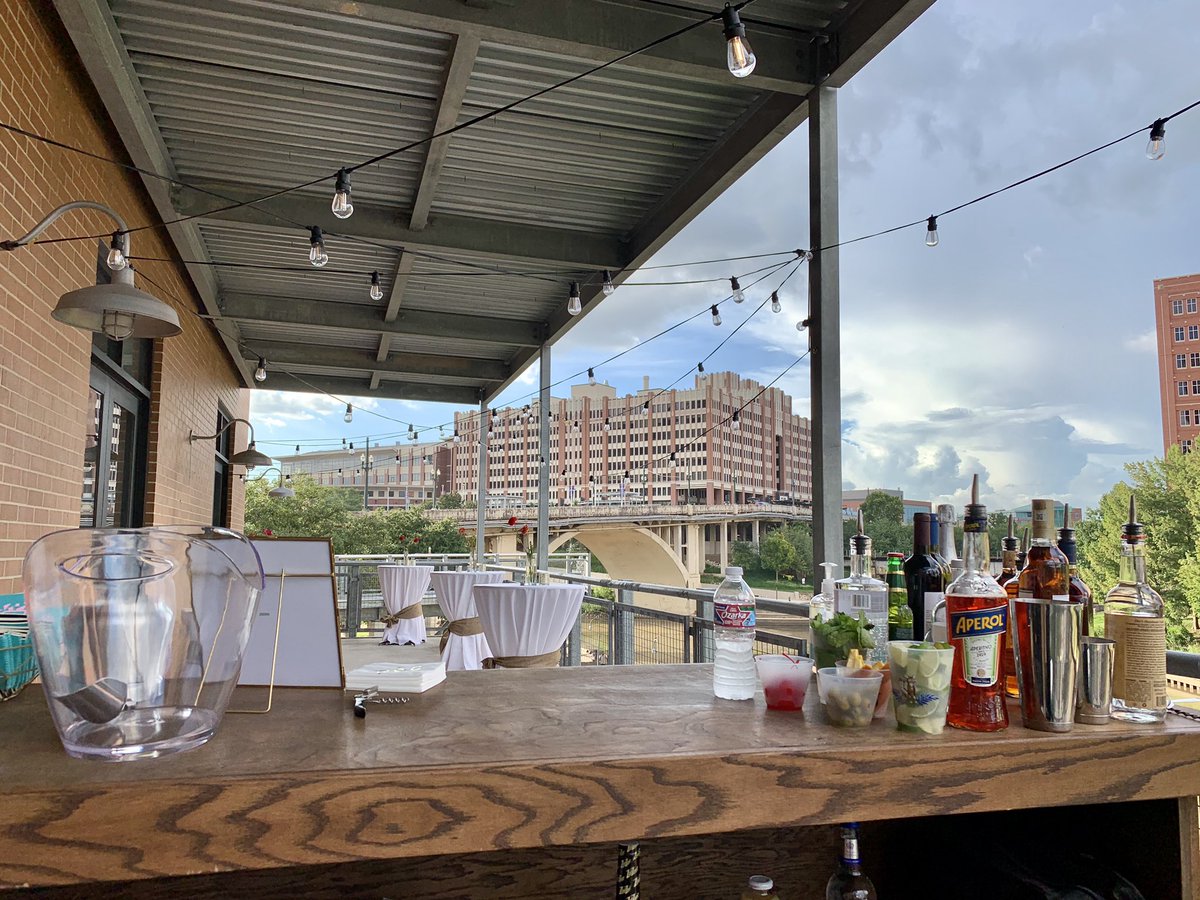 AR_Bartending's tweet photo. Intimate wedding reception 👰🤵in Downton building with a great view! 😎 #HoustonTX #UHD #DowntownHouston #UniversityOfHoustonDowntown #SpaceCity #HoustonEvents #HoustonPrivateEvents #HoustonBartendingService #HoustonProfessionals #BuffaloBayou #WeLoveHouston https://t.co/WZTHCSSTSR