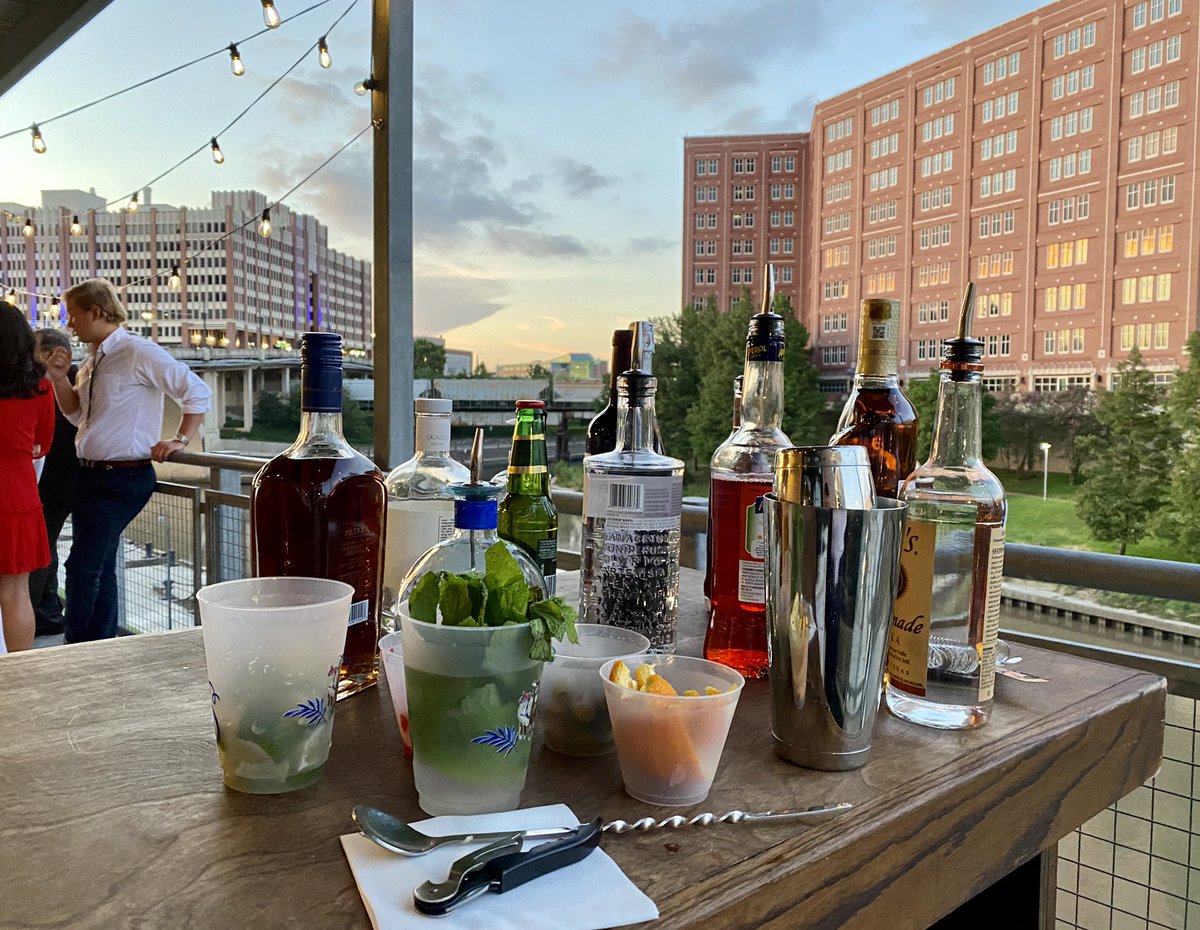 AR_Bartending's tweet photo. Intimate wedding reception 👰🤵in Downton building with a great view! 😎 #HoustonTX #UHD #DowntownHouston #UniversityOfHoustonDowntown #SpaceCity #HoustonEvents #HoustonPrivateEvents #HoustonBartendingService #HoustonProfessionals #BuffaloBayou #WeLoveHouston https://t.co/WZTHCSSTSR