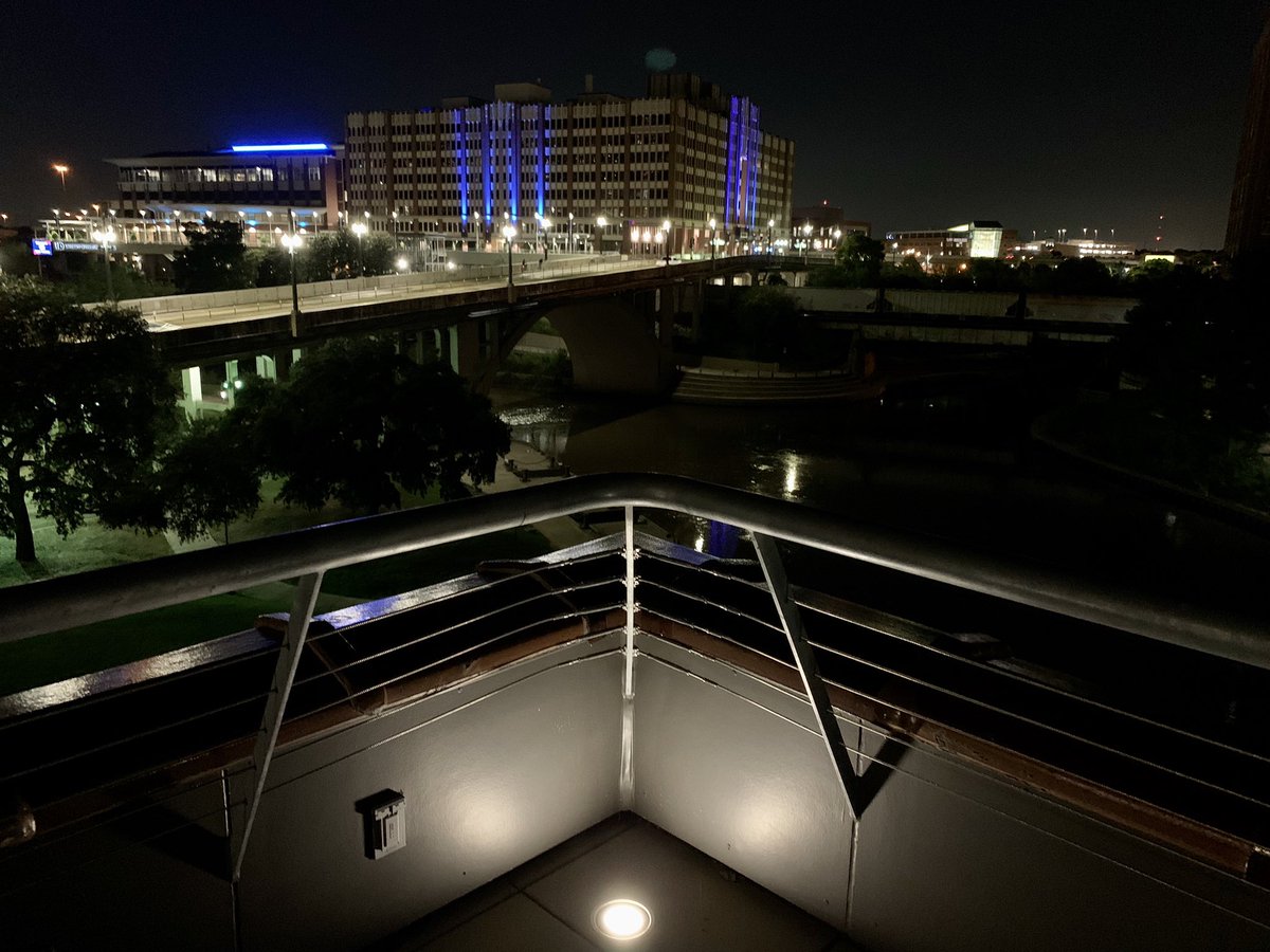 AR_Bartending's tweet photo. Intimate wedding reception 👰🤵in Downton building with a great view! 😎 #HoustonTX #UHD #DowntownHouston #UniversityOfHoustonDowntown #SpaceCity #HoustonEvents #HoustonPrivateEvents #HoustonBartendingService #HoustonProfessionals #BuffaloBayou #WeLoveHouston https://t.co/WZTHCSSTSR