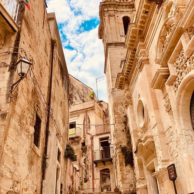 VisitSicilyOP's tweet photo. Cose da fare a #Ibla? Girare tra i suoi vicoli facendosi sorprendere ad ogni angolo.

📷 Giraconnoisicilia

##Ragusa #visitsicilyinfo #viaggioinsicilia #viaggioinitalia #estateitaliana https://t.co/vMEgKpHyCT