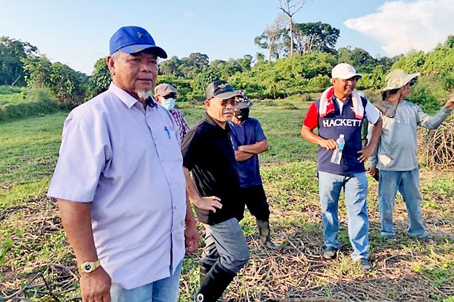 borneo_bulletin's tweet photo. The mysterious deaths of 36 buffaloes in Kg Katimahar prompted an investigation by the Agriculture and Agrifood Department. Results from the investigation suggest that the animals may have drowned in the 7-foot deep pond which provides irrigation to surrounding farms. https://t.co/oW2KXEbt6S