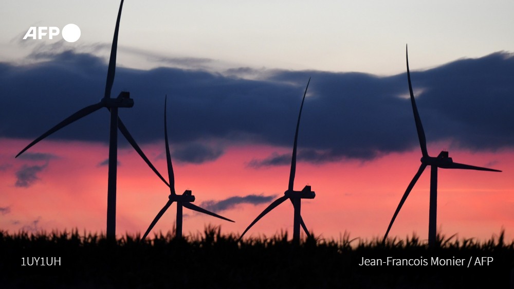 EUDataNewsHub's tweet photo. 🇪🇺💨☀️Renewable energy sources such as the wind and sun overtook fossil fuels as the EU’s main generators of #electricity in the first half of 2020, according to a study by London-based think-tank Ember https://t.co/3DKANmOJ9Y for @AFP @EUDataNewsHub #renewables #renewableenergy https://t.co/q2vePMax08