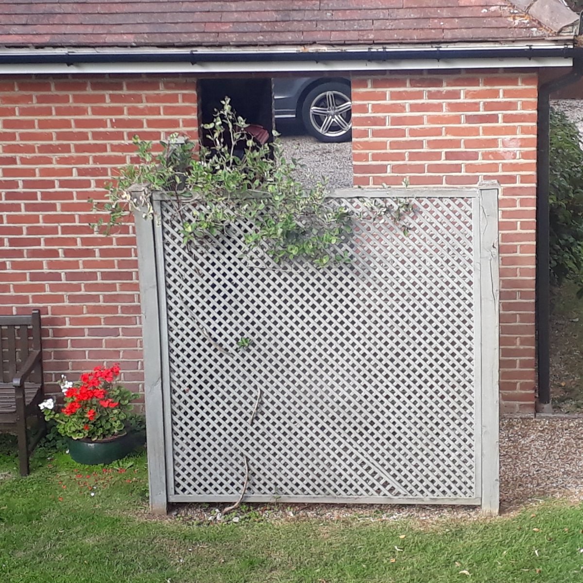 lignaoutdoor's tweet photo. Another of our lovely customers has taken the trouble to send us pics of how their Ligna screen has transformed a tired looking fence panel into something special - see the before and after pics below! #gardentrellis #gardenscreening https://t.co/b0PQq7so5g