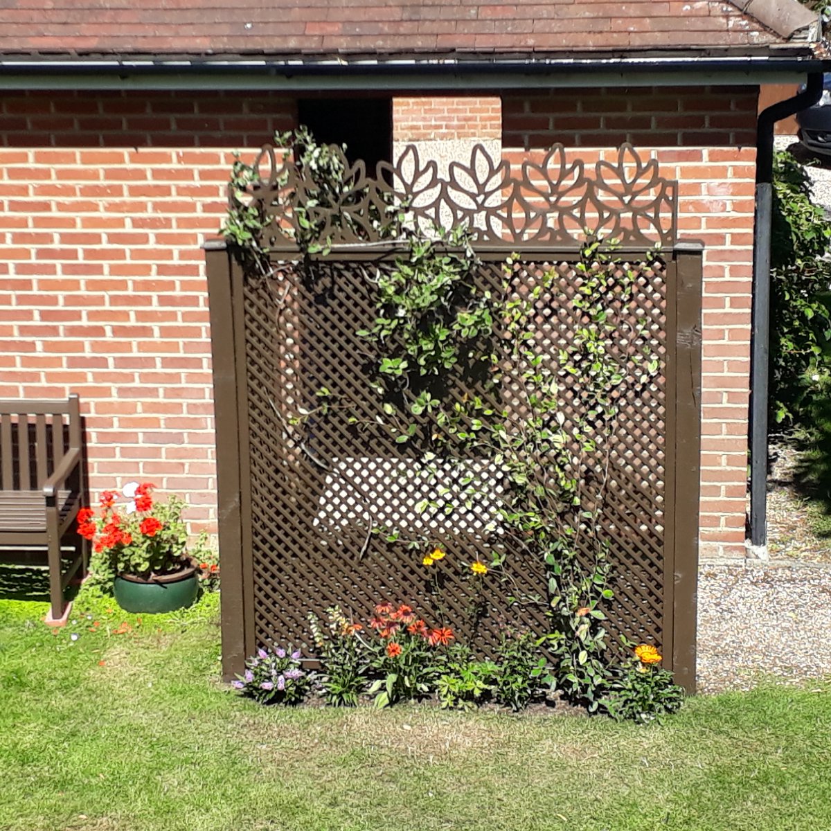 lignaoutdoor's tweet photo. Another of our lovely customers has taken the trouble to send us pics of how their Ligna screen has transformed a tired looking fence panel into something special - see the before and after pics below! #gardentrellis #gardenscreening https://t.co/b0PQq7so5g