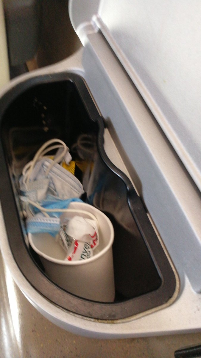 LetiziaMosca's tweet photo. Salita a Napoli su frecciarossa 9556, treno che nasce a Napoli, quindi dovrebbe partire pulito e sanificato. "È stato sanificato ma non pulito" Mi ha spiegato il bigliettaio, che non mi fa parlare con il capotreno "perché è uguale". Ora puliranno i cestini #Covid_19 @fsitaliane https://t.co/PVsB8L5N0Q