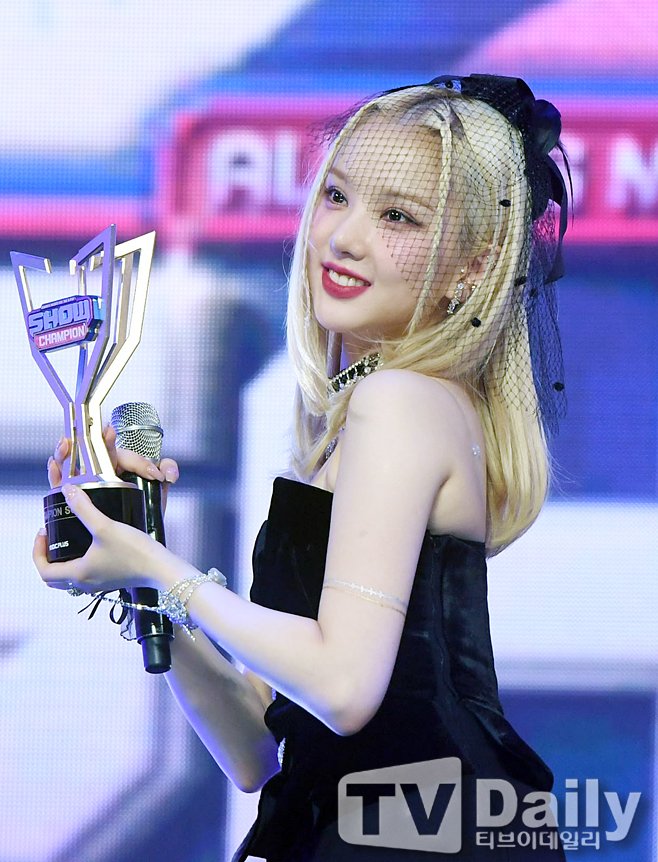 YoSwag_160's tweet photo. Tebrikler kızlar 😉
#GFriend2ndWin https://t.co/6SOOIIGtk2