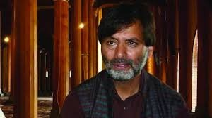 A prime example of opportunistic  #politics by PDP is when in Feb 2019, Mehbooba Mufti had vocally objected to the arrest of  #YasinMalik, even demanded that Yasin Malik be released immediately claiming that he was unwell,..(16/19)