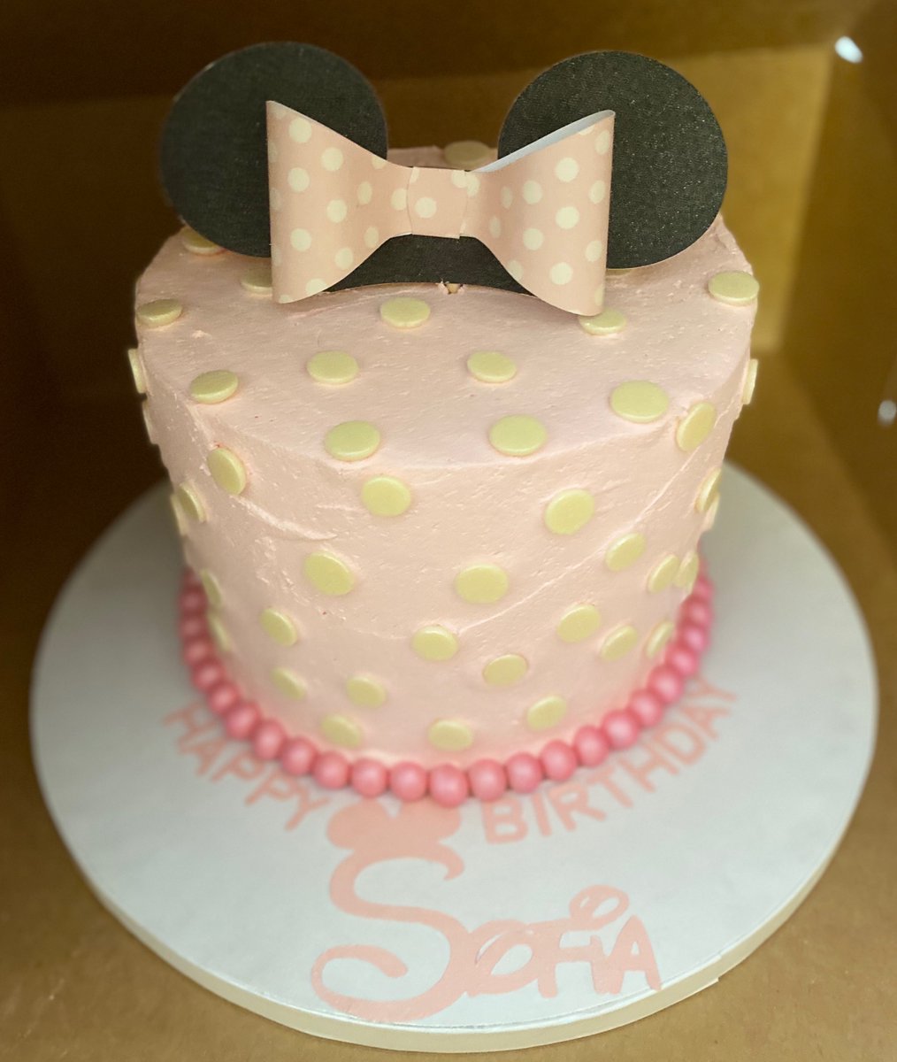 dsrt_1st's tweet photo. Everything better with a bow!🎀 We love a Minnie cake and this one was fun to make! #castrovalleybakery #conciergebaker #itsaboutthebow #Minnie #customcake #customcaketopper https://t.co/atGLh7CXtc