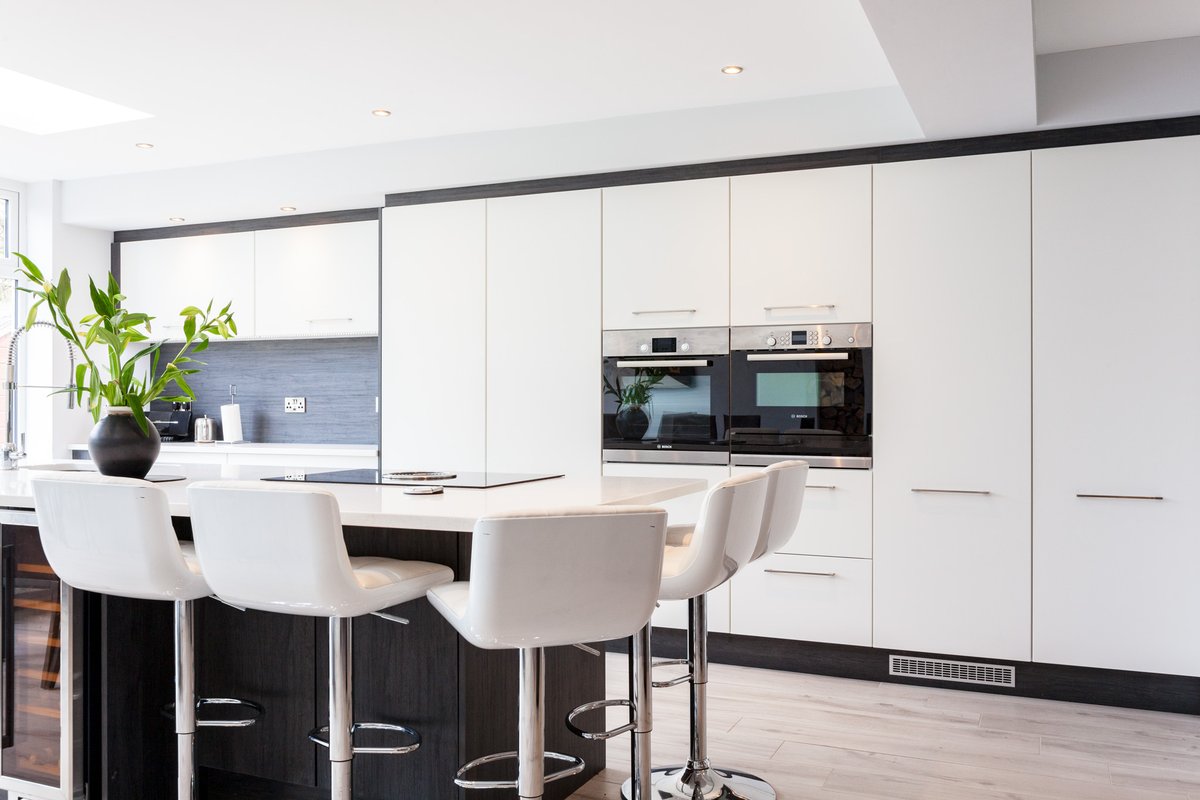 CelticInteriors's tweet photo. This thoroughly #modern #kitchen by @CelticInteriors is painted in Porcelain &amp; features MFC in Dark Wenge. This client also went for a state-of-the-art hob from @BORAGmbH. #interiorlovers #homeinspiration #homedesign #homeinspo #kitchendesign #irishmade #madeinireland🍀 https://t.co/qWqZPzkYOg