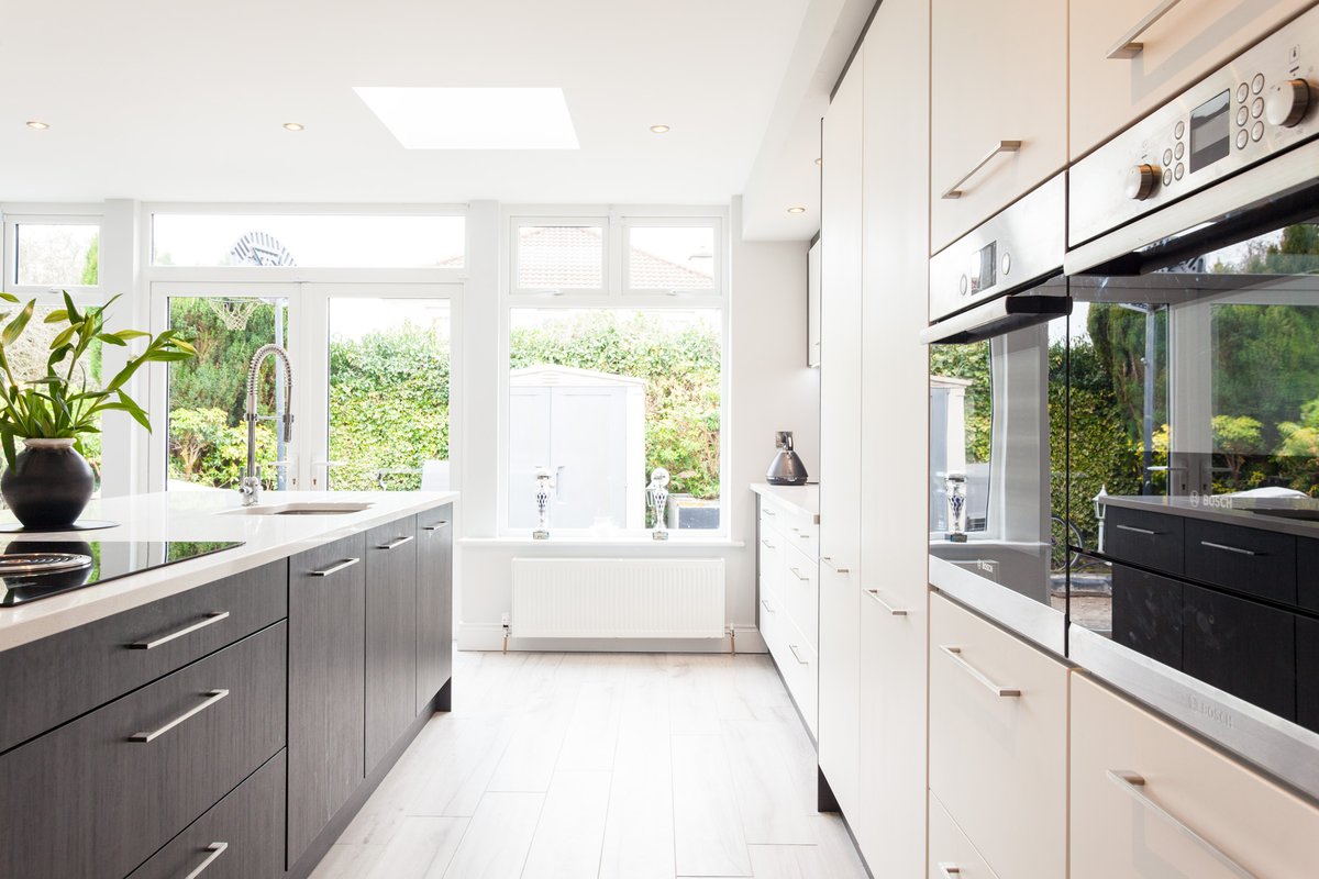 CelticInteriors's tweet photo. This thoroughly #modern #kitchen by @CelticInteriors is painted in Porcelain &amp; features MFC in Dark Wenge. This client also went for a state-of-the-art hob from @BORAGmbH. #interiorlovers #homeinspiration #homedesign #homeinspo #kitchendesign #irishmade #madeinireland🍀 https://t.co/qWqZPzkYOg