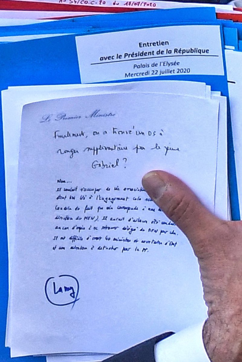 Mediavenir's tweet photo. 🇫🇷 Boulette - «Finalement, on a trouvé un os à ronger supplémentaire pour le jeune Gabriel [#Attal] ?» La note du Premier #ministre n’a pas échappé aux photographes de l’#Élysée. https://t.co/2w2CZsExp9