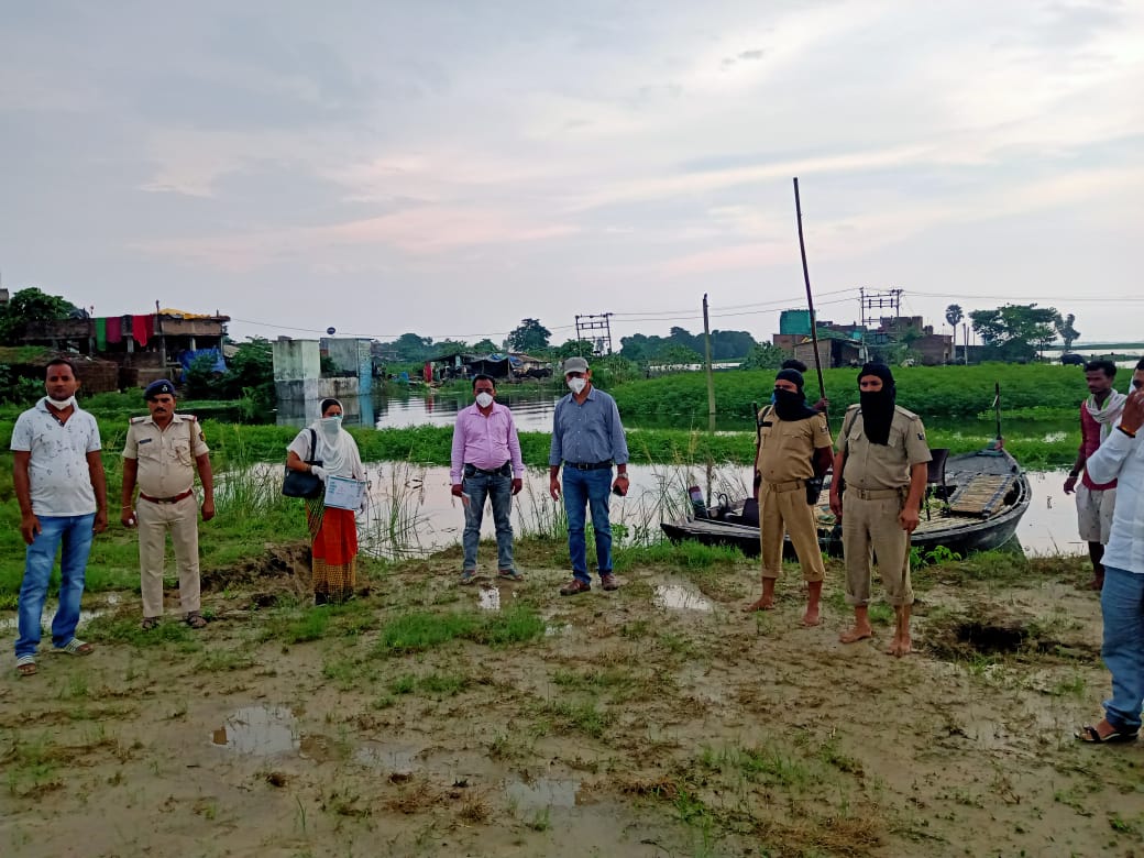 DM_Samastipur's tweet photo. जिलाधिकारी के निर्देशानुसार बाढ़ प्रभावित क्षेत्रों में बाढ़ स्वास्थ्य शिविर की स्थापना की गई है।
आज लरझा घाट के बाढ़ स्वास्थ्य शिविर में,बेलसंडी,नरपा, सलहा बुजुर्ग और सलहा चंदन में चलंत मेडिकल टीम द्वारा लोगों की स्वास्थ्य जांच की गई।
@Shashankshubhan 
@IPRD_Bihar 

#Bihar https://t.co/FYsdRIuJsN