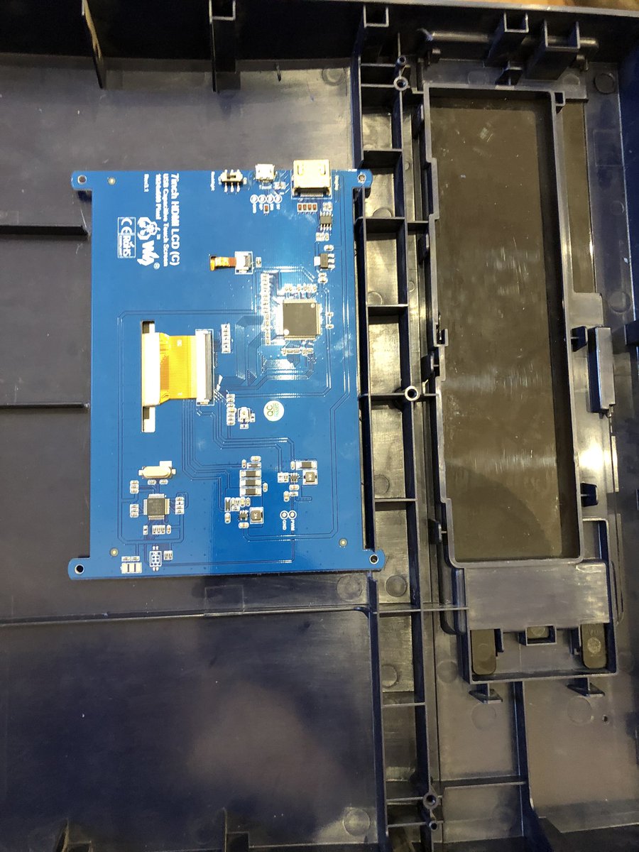 WowihaY's tweet image. #CustomMod Мудрую сєнсорний екран. Зверху, де тоноване скло, будуть свістопєрдєлки з блока живлення та відюхи.