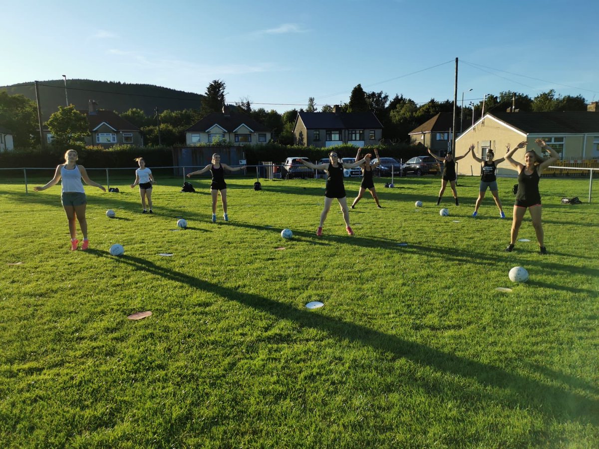 On Monday <a href="/RosiePretorius/">Rosie Pretorius</a> led the first outdoor socially distanced session for some of our senior players 💪🏼🏐💜 Well done all 👏🏼