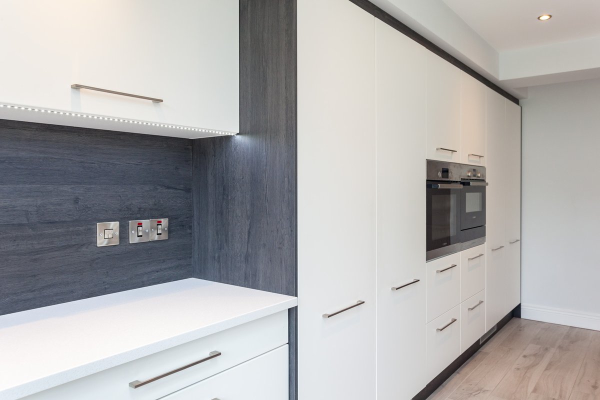 CelticInteriors's tweet photo. This thoroughly #modern #kitchen by @CelticInteriors is painted in Porcelain &amp; features MFC in Dark Wenge. This client also went for a state-of-the-art hob from @BORAGmbH. #interiorlovers #homeinspiration #homedesign #homeinspo #kitchendesign #irishmade #madeinireland🍀 https://t.co/qWqZPzkYOg