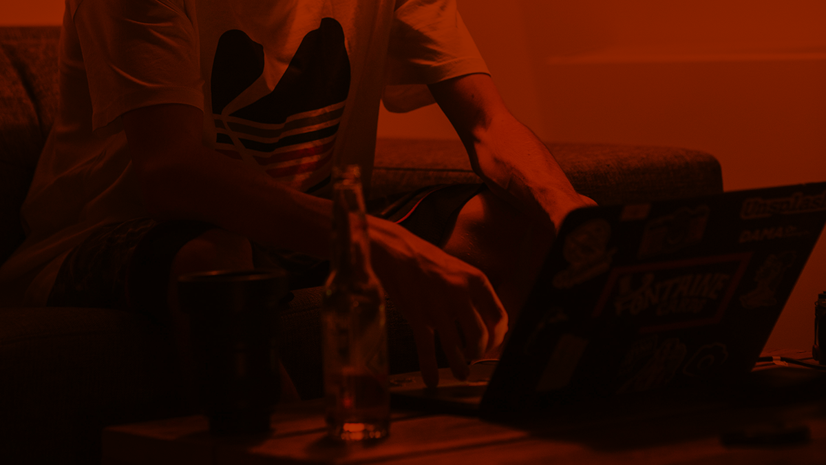bunkercanal's tweet photo. um homem desesperado decide pedir conselhos amorosos em um fórum da internet. meses depois, algo terrível acontece. 

conheça jasoninhell, o caso que chocou o reddit: https://t.co/MbAnM2gFZr #bunkercasos 🔍 https://t.co/WVOBS9zGvg