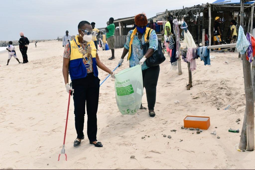 BonniebioNg's tweet photo. Our marine ecosystem &amp; beautiful coastlines are threatened by plastic. We applaud the human intervention led by the @ncfnigeria and @IkoyiRotary at Alpha Beach, Lagos recently. We at #BonnieBioNG had to ensure our support by providing our #compostable, #biodegradable waste bags. https://t.co/Ka9kRC3TP7