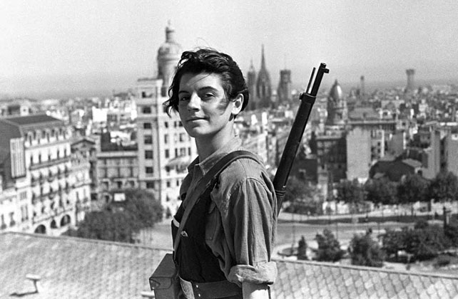 Ayer se cumplieron 84 años de la icónica fotografía que Juan Guzmán tomó a la joven comunista Marina Ginestà en la azotea del hotel Colón de Barcelona en 1936, en la Guerra Civil. Tenía 17 años y militaba en las juventudes socialistas unificadas de Cataluña (JSUC). Pequeño HILO.