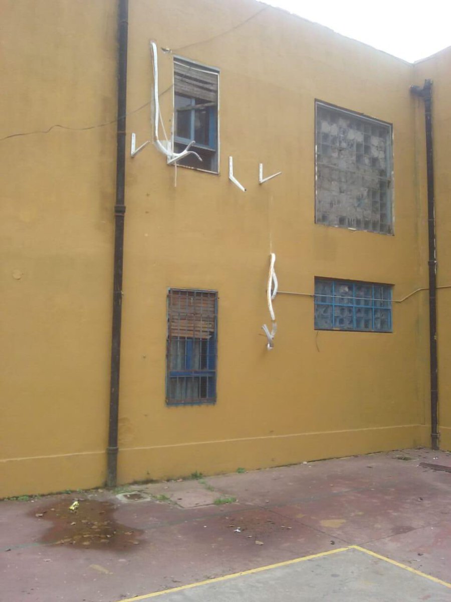 posicionpilar's tweet photo. #PILAR INSEGURO

DOS NUEVOS ROBOS EN ESCUELAS DE #DERQUI Y #DELVISO: SE LLEVARON INODOROS Y AIRES ACONDICIONADOS 🤬 

Se llevaron los inodoros de la Secundaria 38 de #Derqui y los aires acondicionados de la EP 41 de #DelViso 

Distintas localidades, misma inseguridad. https://t.co/LNVPlBsiu0