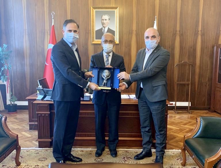 ssbsemihdurmus's tweet photo. TBMM Plan Bütçe Komisyonu Başkanı ve Mersin Mv. Sn. @lutfielvan’ı, Genel Başkan Yard. Sn. @semskaradogan ile ziyaret ettik. 
Döner sermaye adaletsizliğine son verilmesi ve sağlık çalışanlarının ücretlerine seyyanen zam yapılması konusunda görüş alışverişinde bulunduk. https://t.co/BUs1WdDSVI