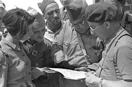 Durante la Guerra Civil, el PSUC le encargó ser la traductora de Mijail Kolstov, corresponsal soviético y posiblemente agente de Stalin en España. En estas fotos se le puede ver con él y Buenaventura Durruti, líder anarquista en agosto de 1936 en Bujaraloz (Zaragoza).