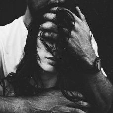 Dolió cada palabra
Cada mensaje
Cada falsa intención
Dolió la poca grandeza
De su nombre
Dolió verte
Dolió tu odio, tu sentir
Dolió mi odio, mi sentir
Dolía incluso el aire
Tu respiro, mi respiro
Y a pesar de las lágrimas,
Ahí en tus brazos
Estaba yo...
Enamorándome de tu suspiro