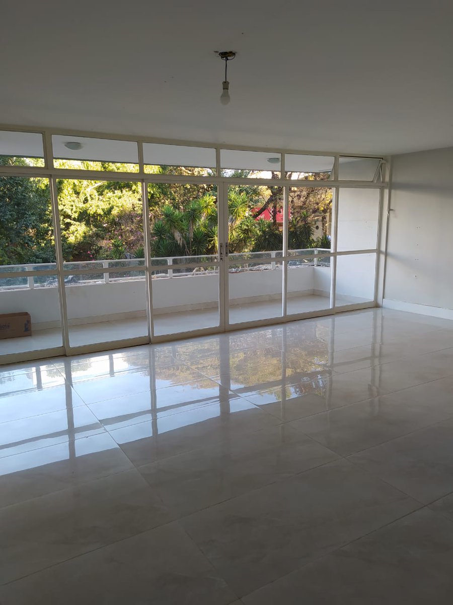 AbrahamWeint's tweet photo. "Blogueiros" MENTEM que ainda estou ocupando o apartamento funcional. A VERDADE: entreguei as chaves 10 dias antes do prazo e EU ainda paguei R$ 25 mil para reformá-lo, DO MEU DINHEIRO. Estava destruído. Valorizou o imóvel e ficou para o Brasil. Algum outro ministro já fez isso? https://t.co/vzd9xmSMBL