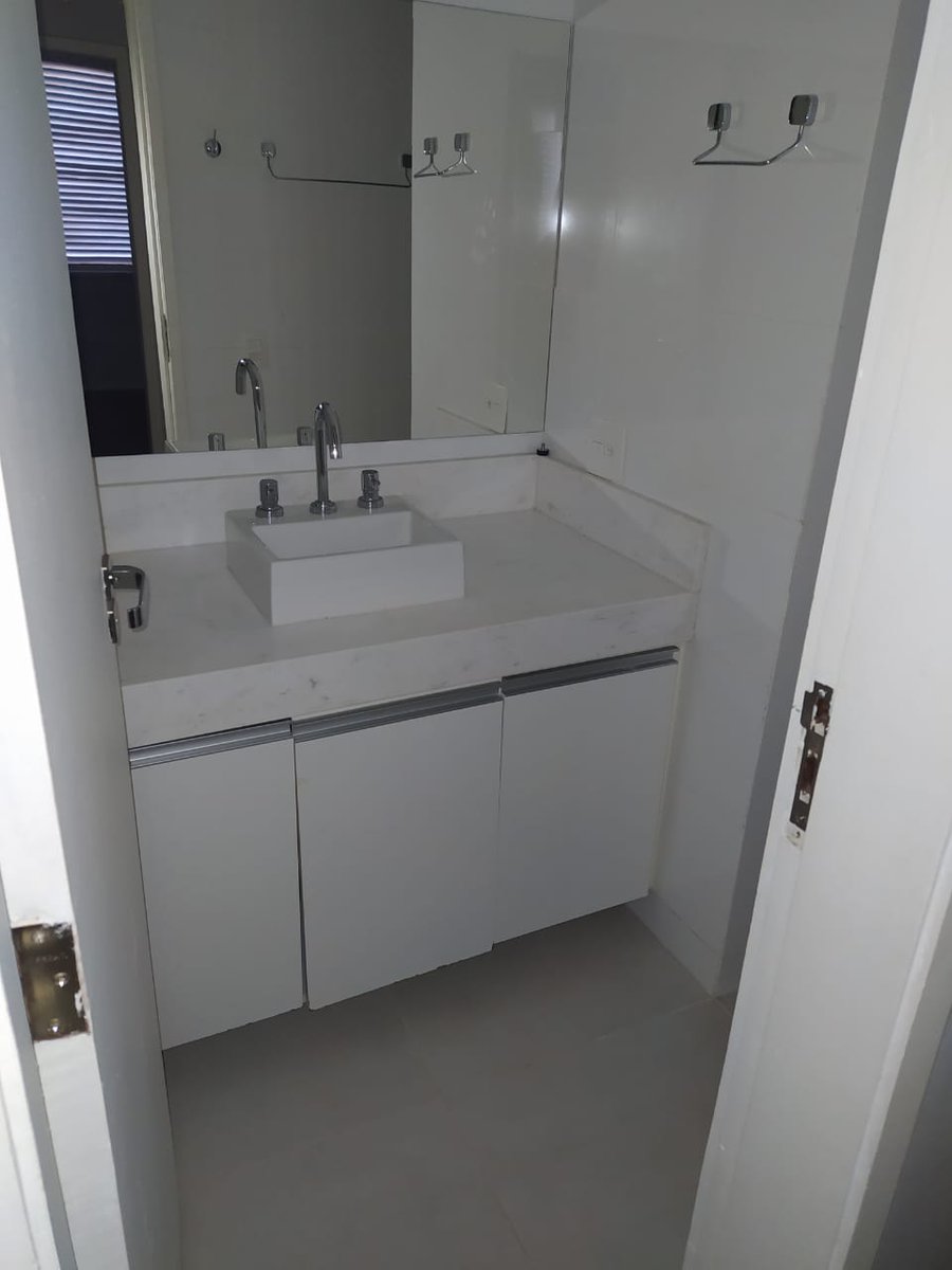 AbrahamWeint's tweet photo. "Blogueiros" MENTEM que ainda estou ocupando o apartamento funcional. A VERDADE: entreguei as chaves 10 dias antes do prazo e EU ainda paguei R$ 25 mil para reformá-lo, DO MEU DINHEIRO. Estava destruído. Valorizou o imóvel e ficou para o Brasil. Algum outro ministro já fez isso? https://t.co/vzd9xmSMBL