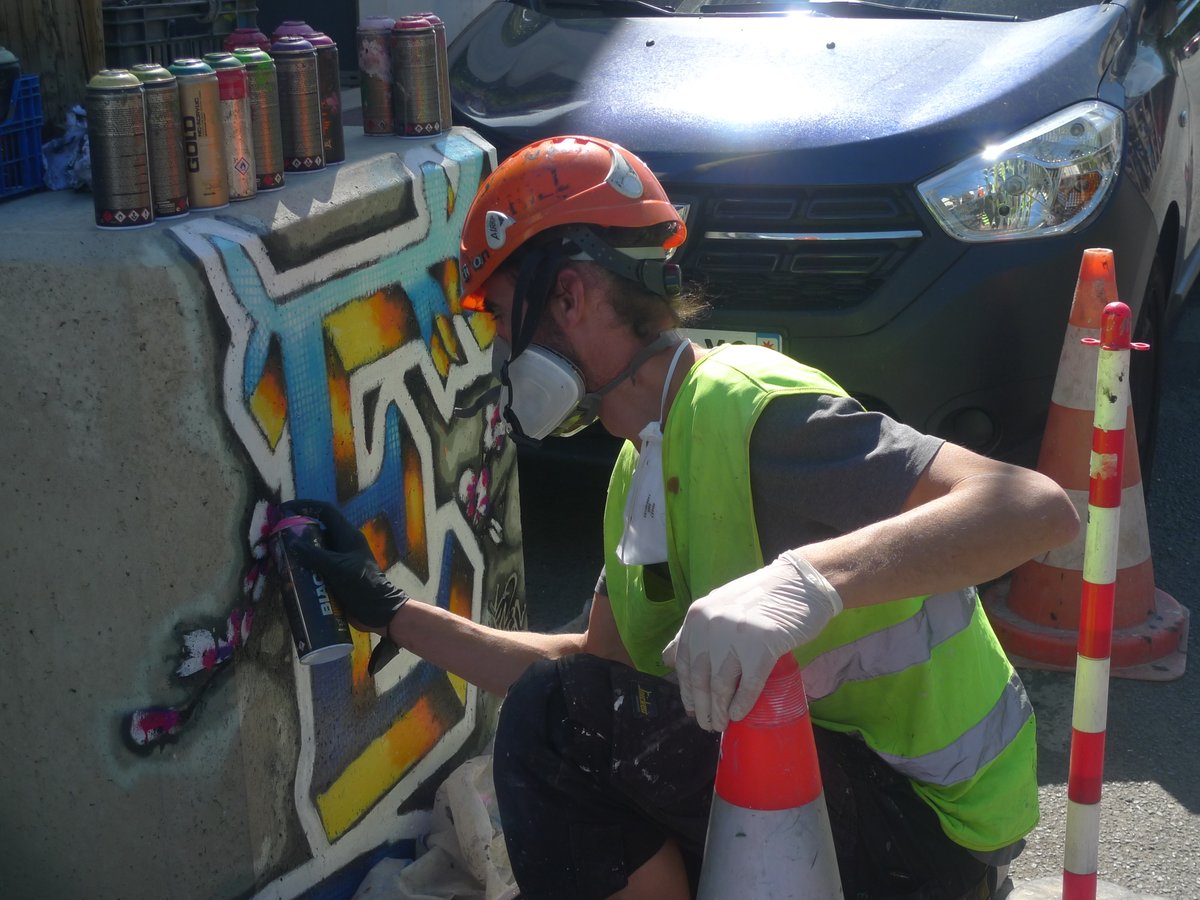 Ville_de_Sceaux's tweet photo. Le #streetartiste #Sebjames poursuit son travail pour habiller graphiquement les 6 blocs de béton éphémères situés dans le quartier de Robinson de #Sceaux.
Ce projet a été financé par l'#Ucas. #streetart #artgraphique
https://t.co/opd3CnI7DD https://t.co/ZLpCG6CAlz