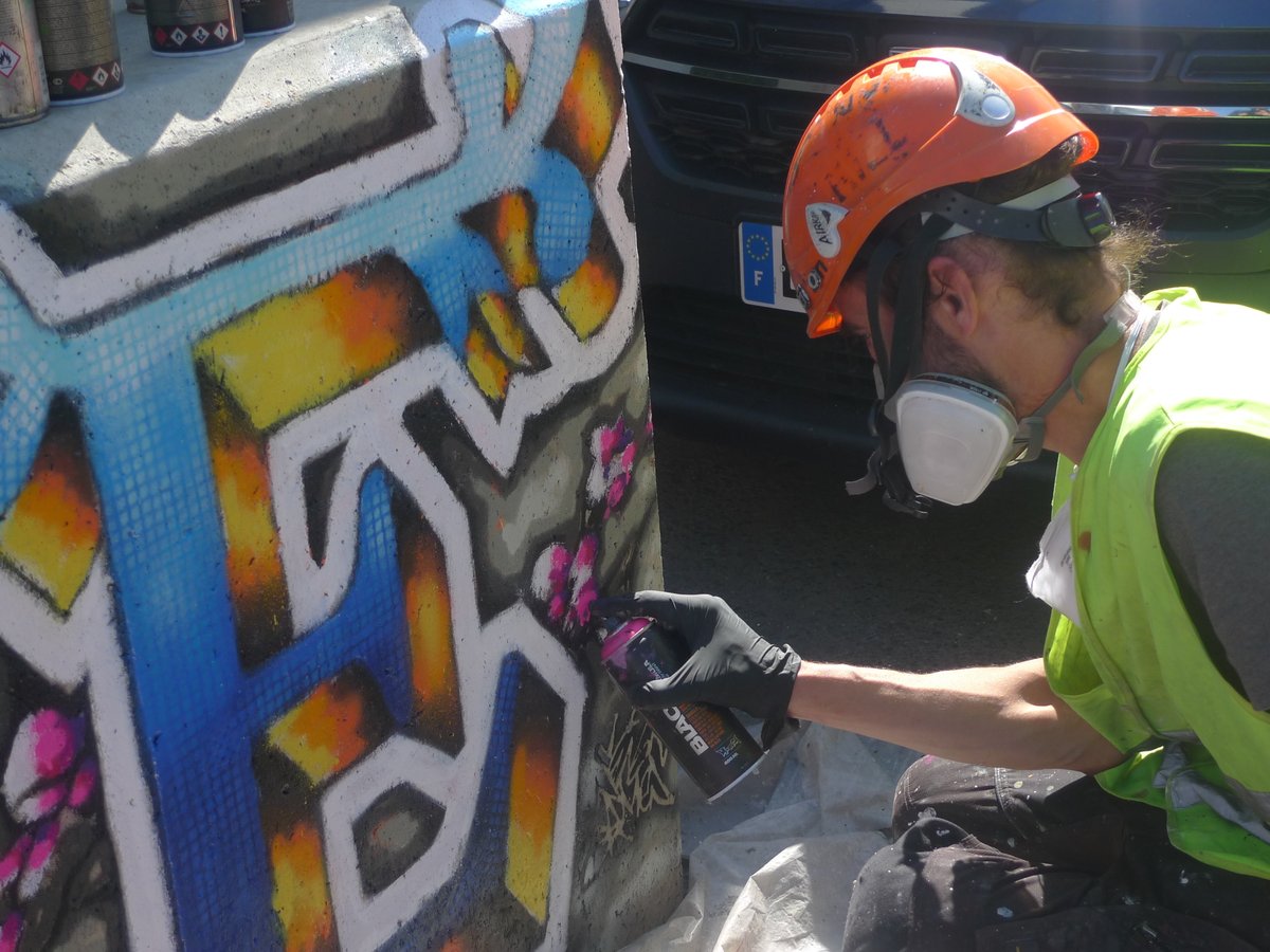 Ville_de_Sceaux's tweet photo. Le #streetartiste #Sebjames poursuit son travail pour habiller graphiquement les 6 blocs de béton éphémères situés dans le quartier de Robinson de #Sceaux.
Ce projet a été financé par l'#Ucas. #streetart #artgraphique
https://t.co/opd3CnI7DD https://t.co/ZLpCG6CAlz