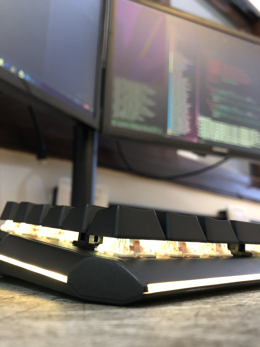 juanbonforti's tweet photo. La nueva herramienta de trabajo... #drevo #masterblade #mechanicalkeyboard https://t.co/WIeX4vc4qh