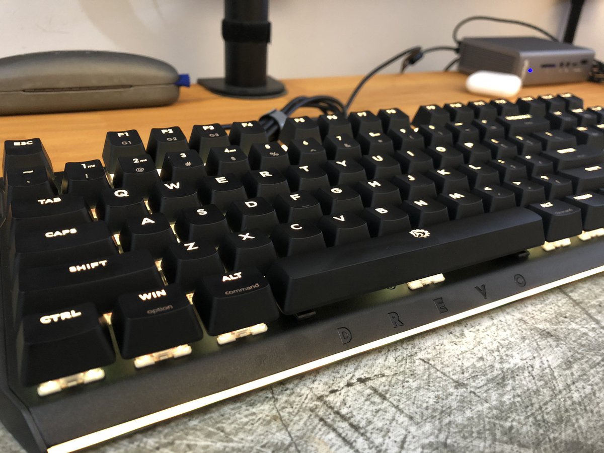 juanbonforti's tweet photo. La nueva herramienta de trabajo... #drevo #masterblade #mechanicalkeyboard https://t.co/WIeX4vc4qh