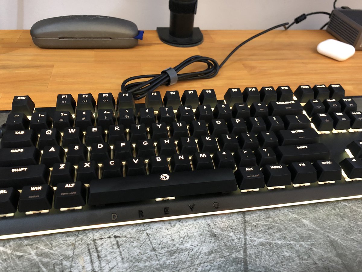 juanbonforti's tweet photo. La nueva herramienta de trabajo... #drevo #masterblade #mechanicalkeyboard https://t.co/WIeX4vc4qh