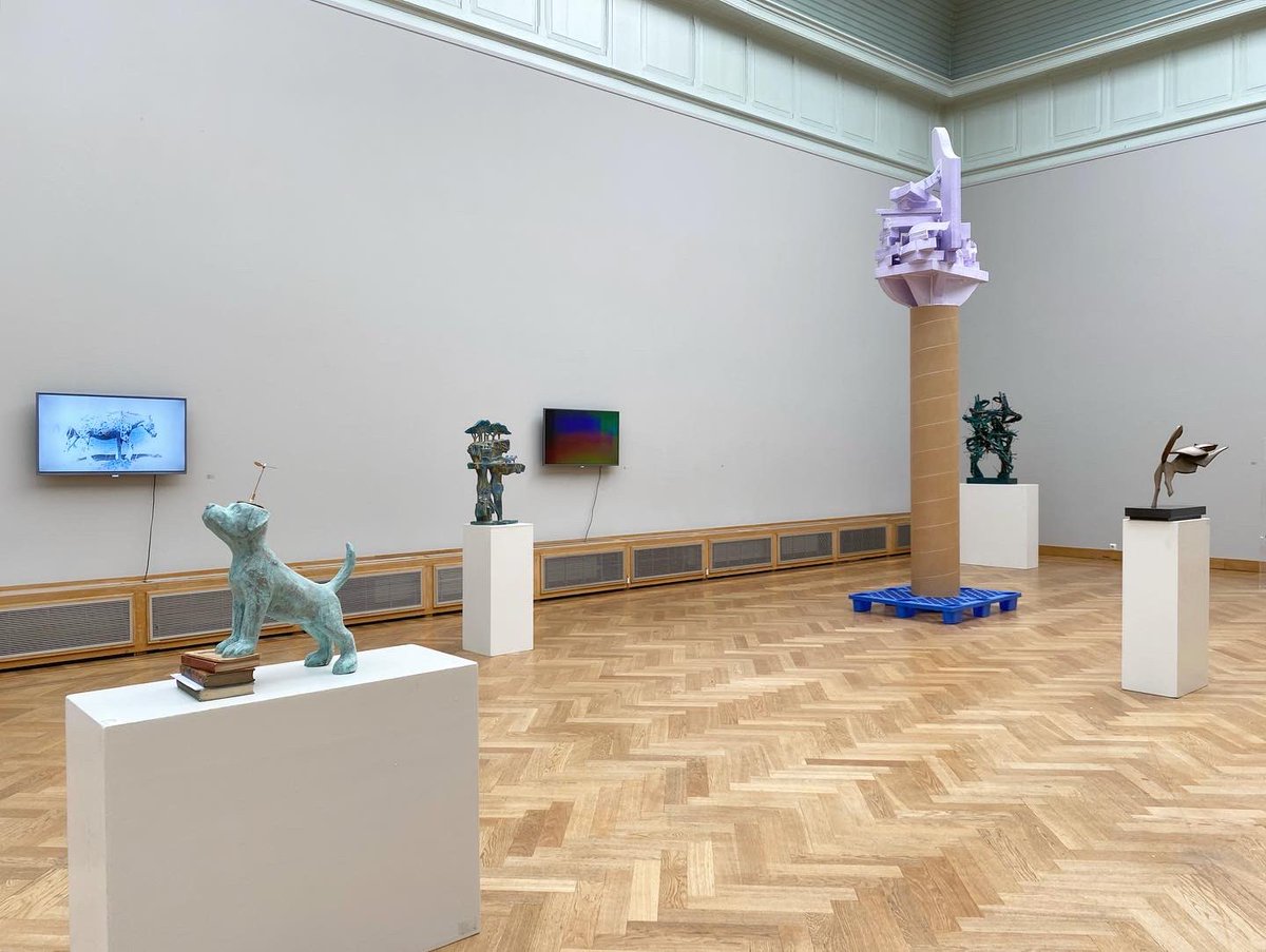 Pulchri's tweet photo. #NKvB Today (25/7-16/8) In deze #tentoonstelling toont de #Nederlandse Kring van #Beeldhouwers de diversiteit van de hedendaagse #beeldhouwkunst binnen hun vereniging. Diversiteit in stijlen, in technieken en materialen en hun onderlinge samenhang. https://t.co/rwyemGxaCc